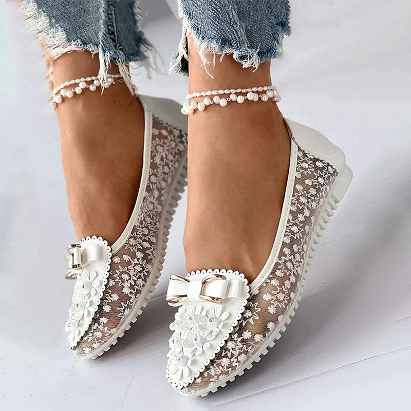 Elegantes zapatos de novia con apliques y lazo, con encaje y abertura en la parte superior.