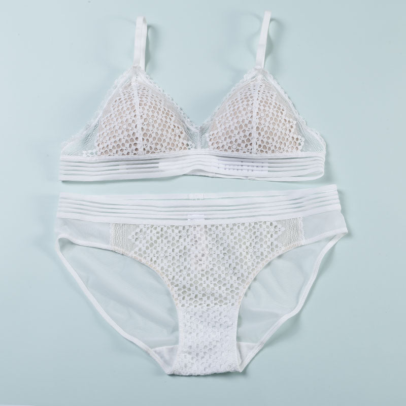 Dessous-Set aus Spitze mit Netzstoff und Cut-outs