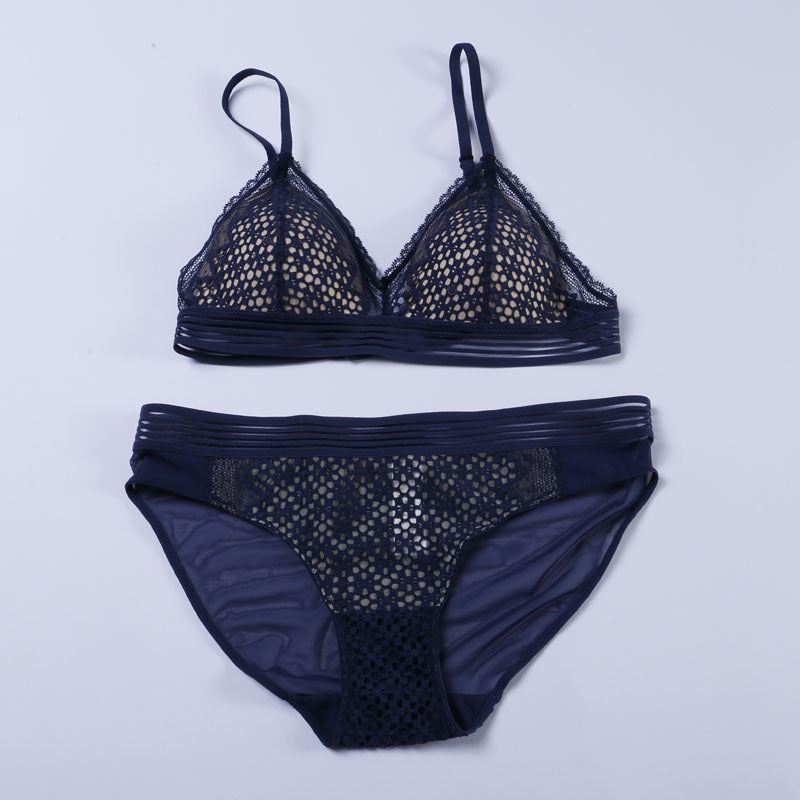 Dessous-Set aus Spitze mit Netzstoff und Cut-outs