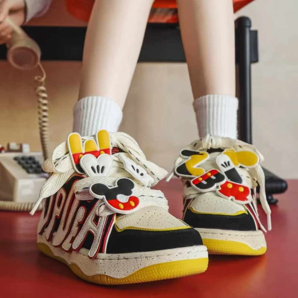 Schuhe mit Mickey-Buchstaben