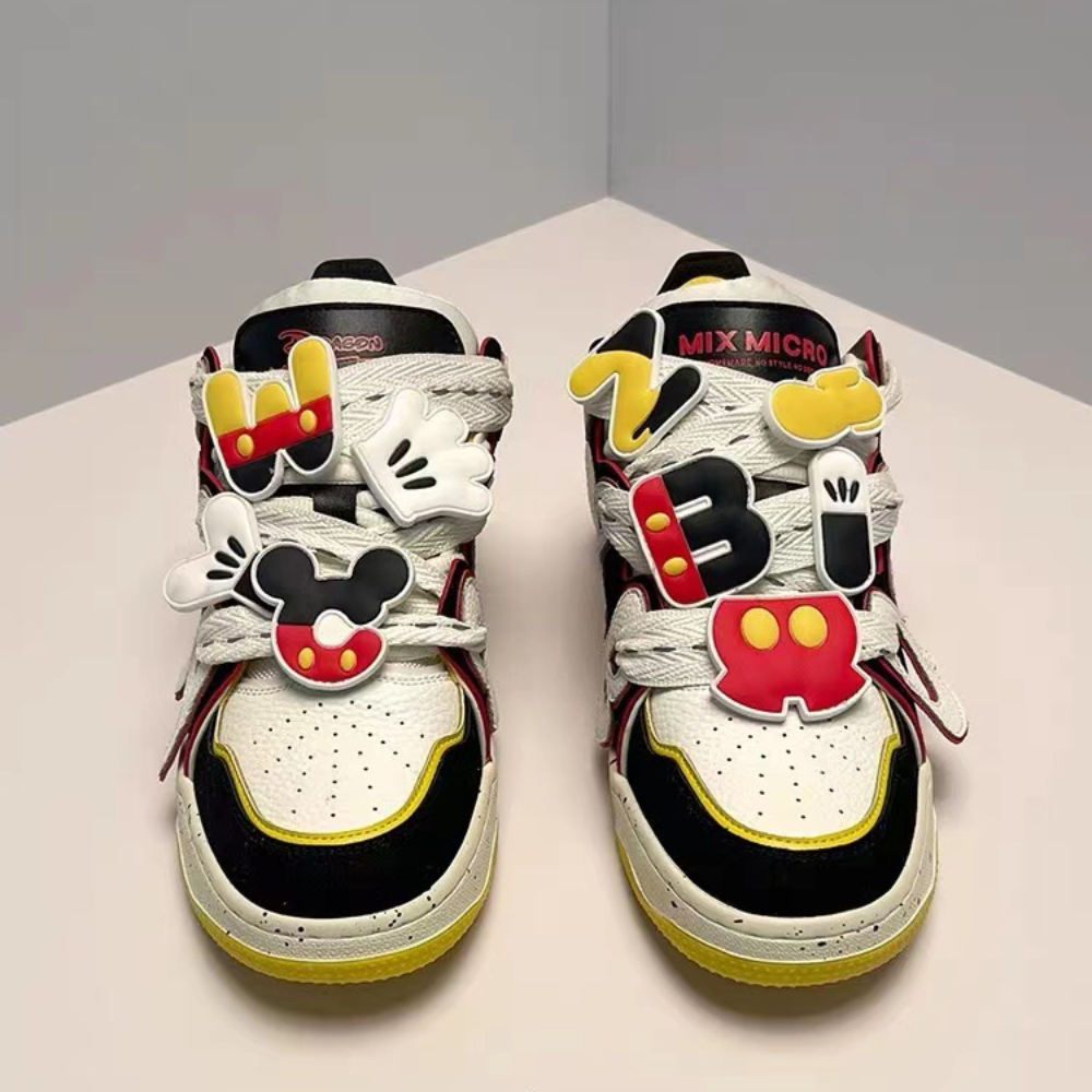 zapatos con letras de Mickey