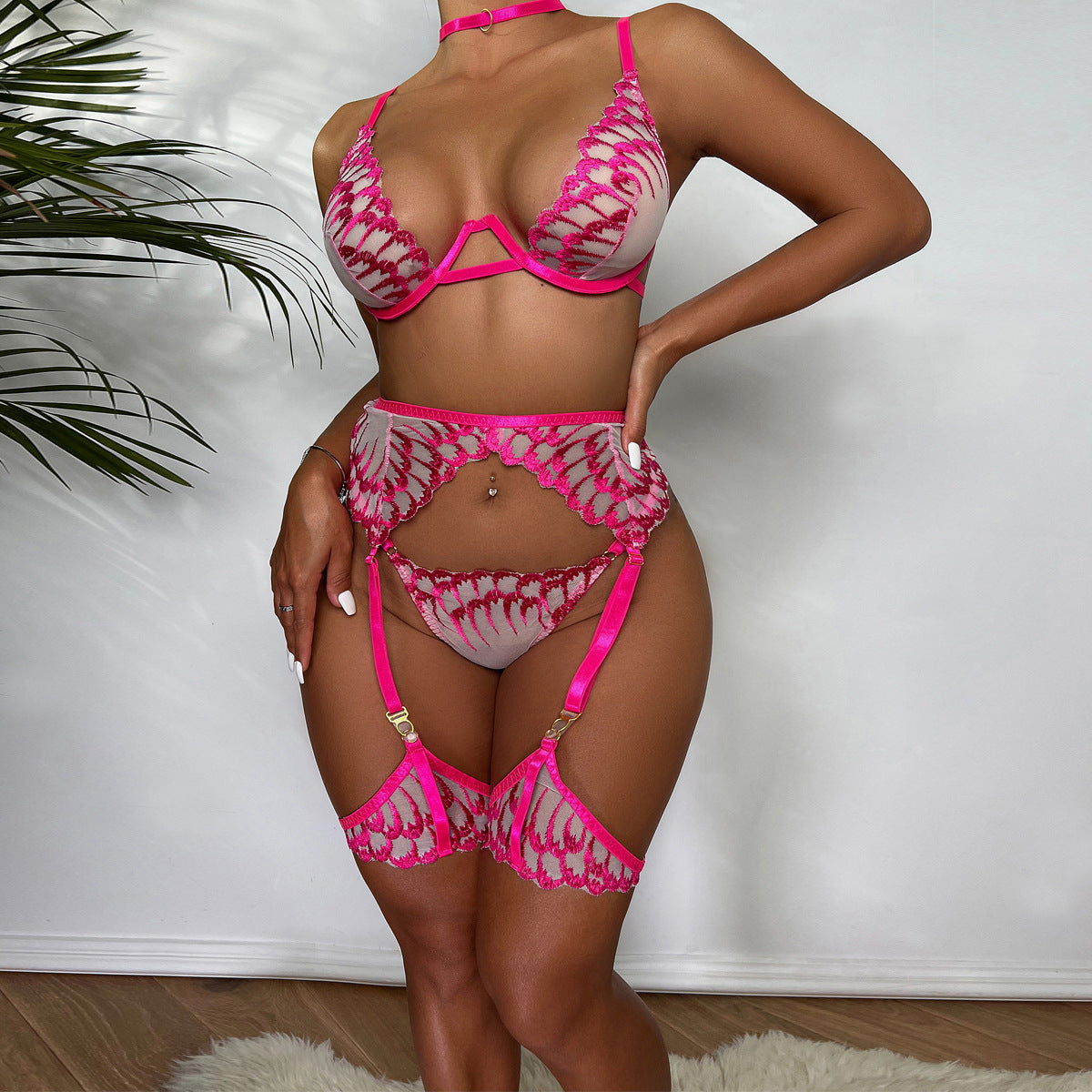 Nuevo conjunto de lencería sexy con bordado de alas en rosa intenso