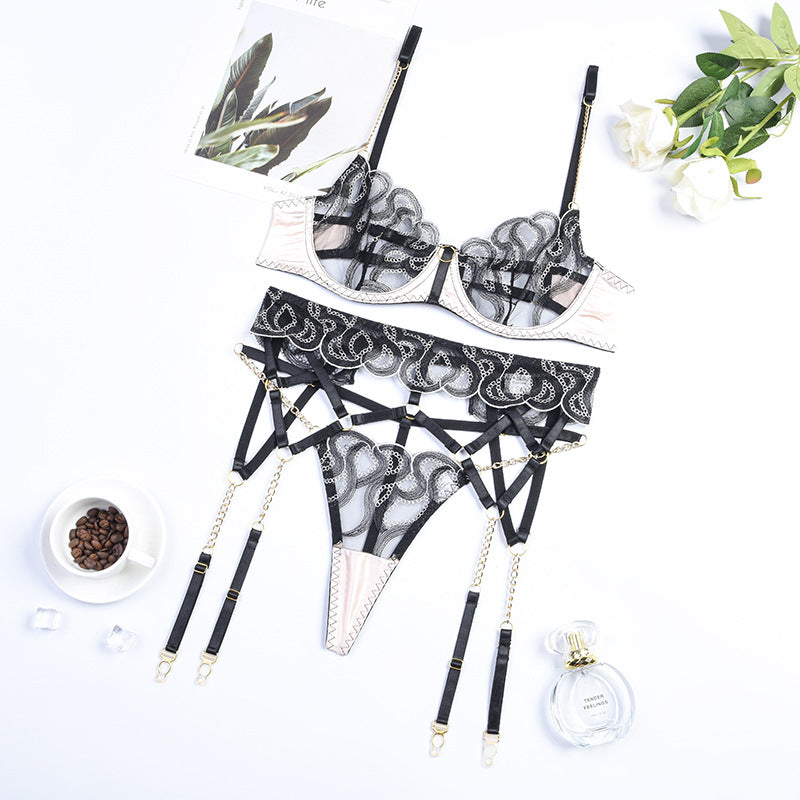 Sexy Dessous-Set aus transparentem Netzstoff mit Stickerei und Spitze und Metallkette