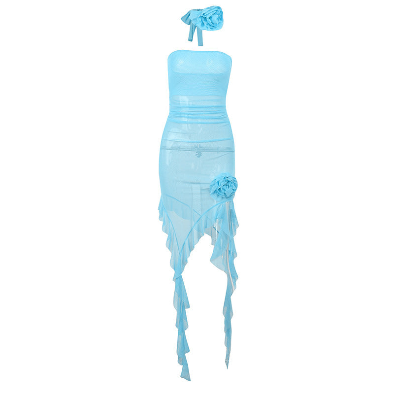 Minikleid aus transparentem Netzstoff mit einfarbigem Schlitz und Blumenapplikation