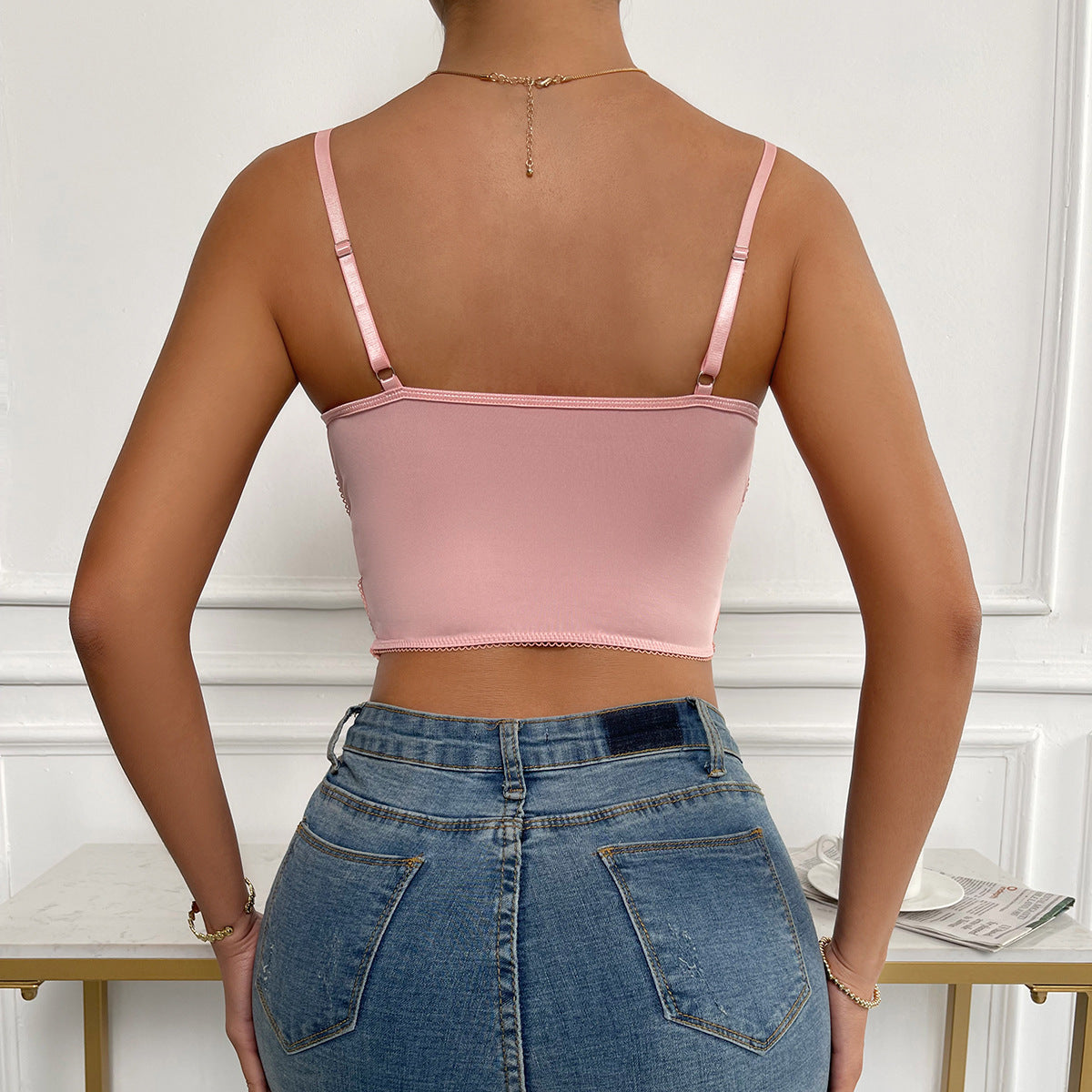 Gepolstertes Camisole-Top aus Mesh mit Schmetterlingsstickerei und Schnürung