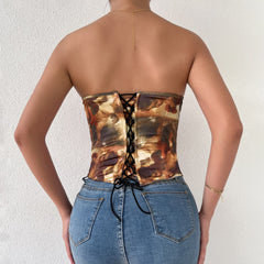 Top tipo bustier con cuello en forma de corazón, estampado de botones y cordones en la espalda 