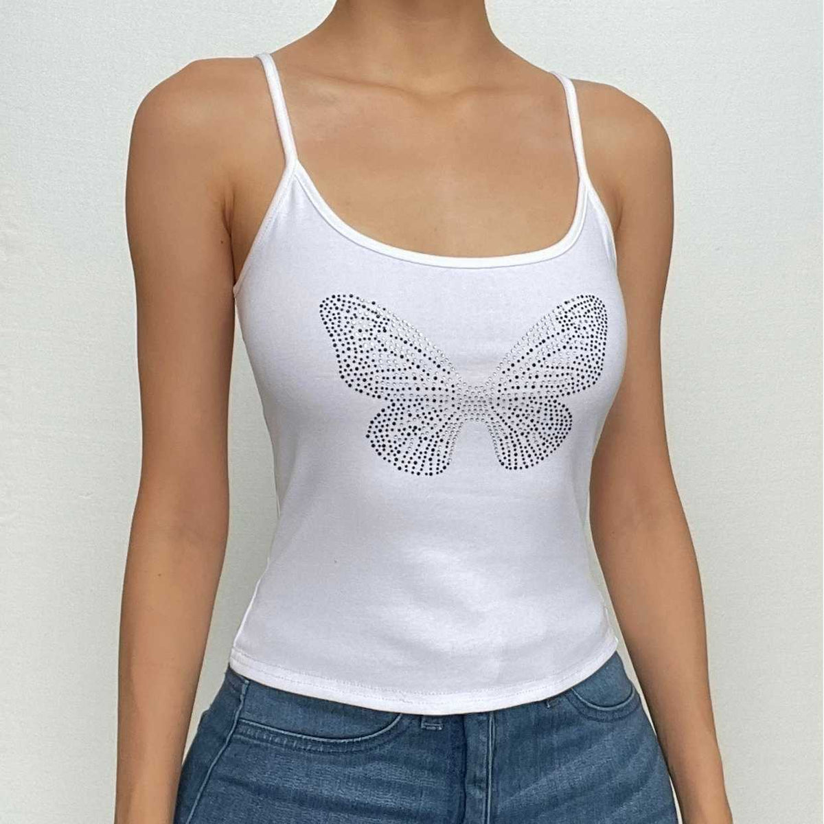 Top corto de tirantes finos con cuello en U, espalda descubierta y estampado de mariposas con cuentas 