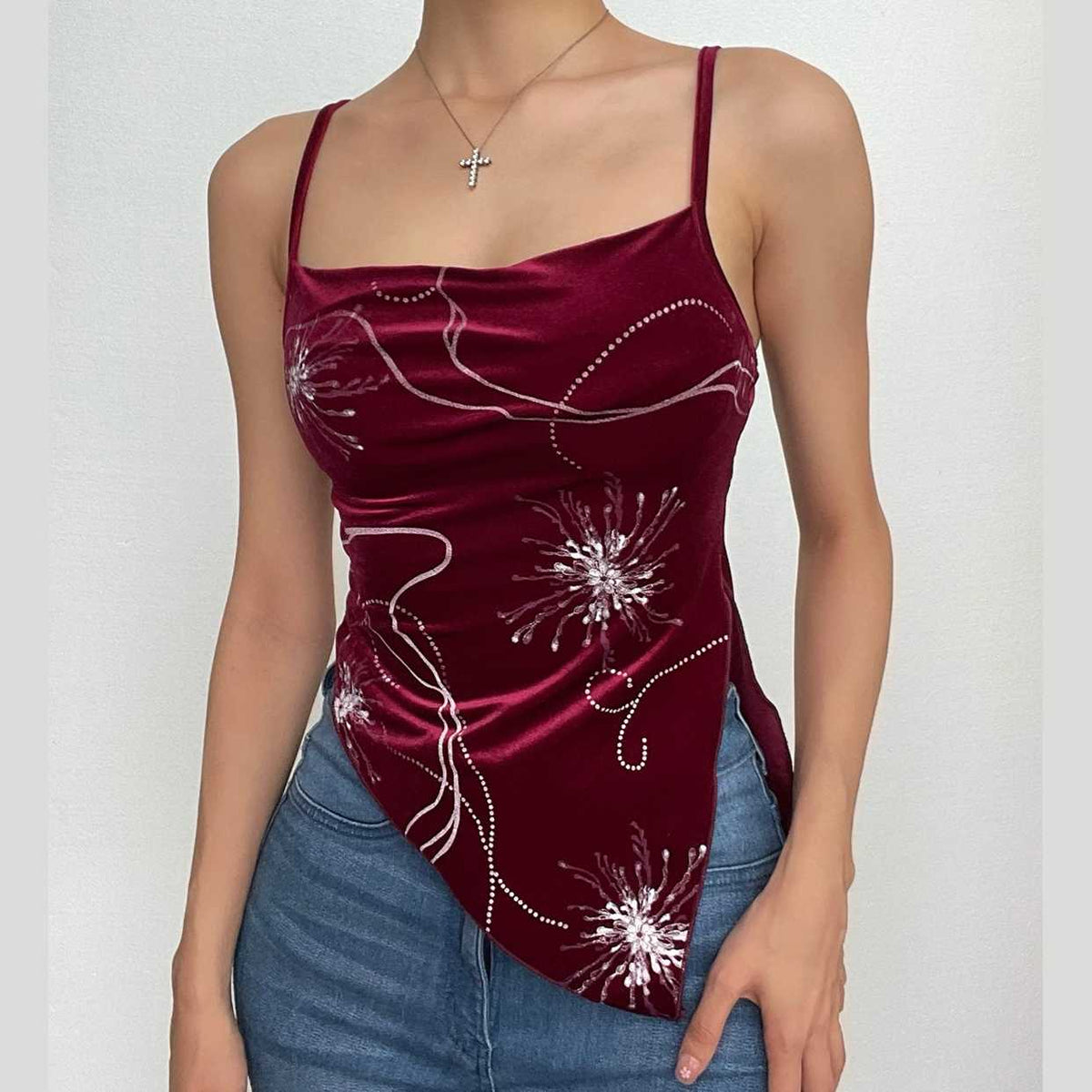 Camisole-Oberteil aus Samt mit Wasserfallausschnitt, Kontrastdruck und Schlitzen