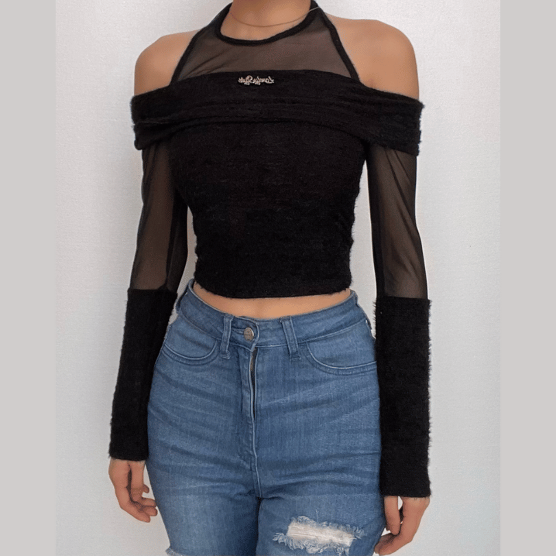 Top de manga larga con cuello halter, parches de malla y etiqueta metálica esponjosa 