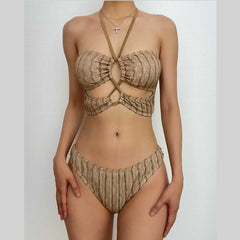 Traje de baño bikini de corte halter, sin espalda, con textura y huecos en la parte delantera cruzada 