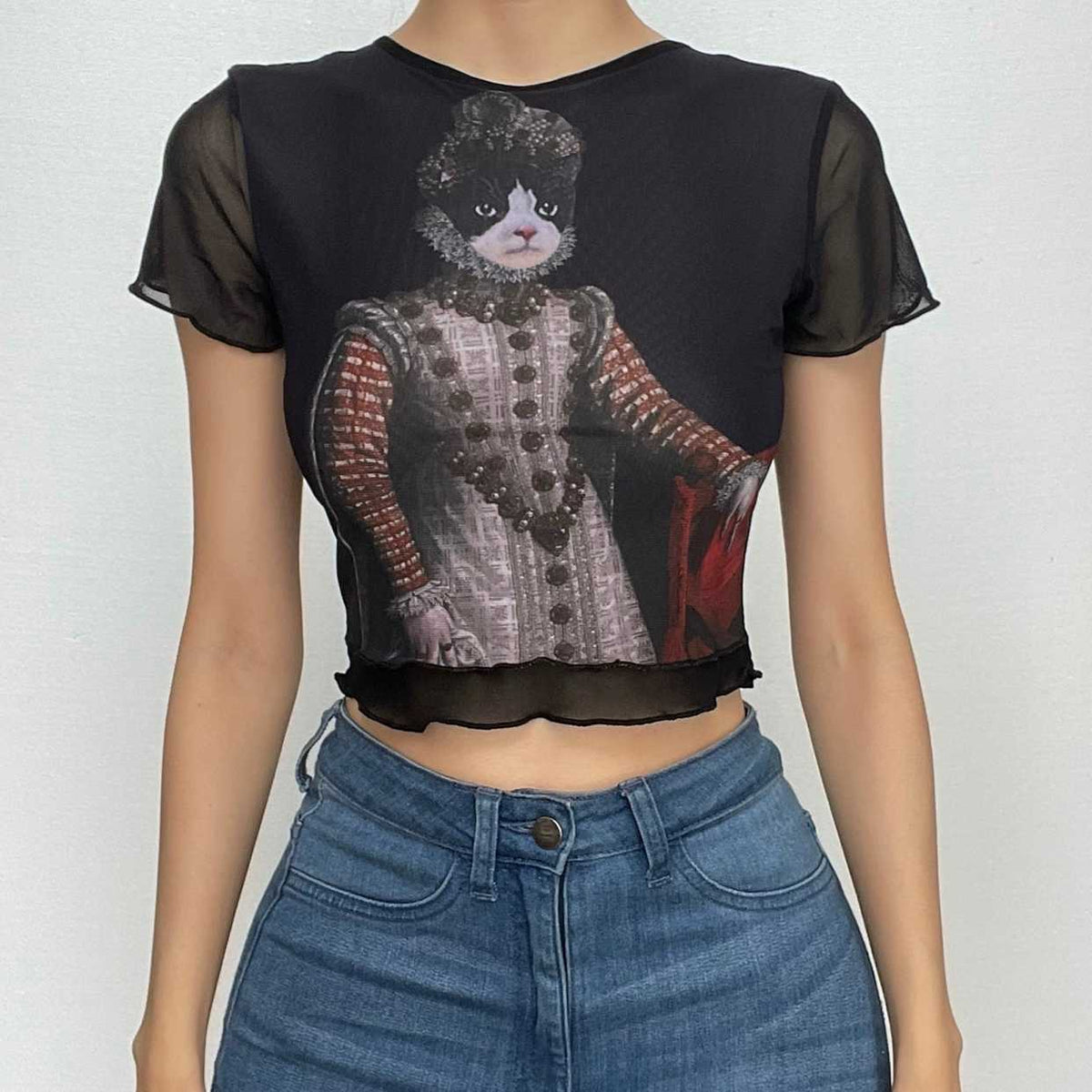 Top corto con volantes en contraste y manga corta con estampado de gato de malla 