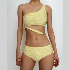 Traje de baño bikini con cadena metálica irregular sólida de un solo hombro 