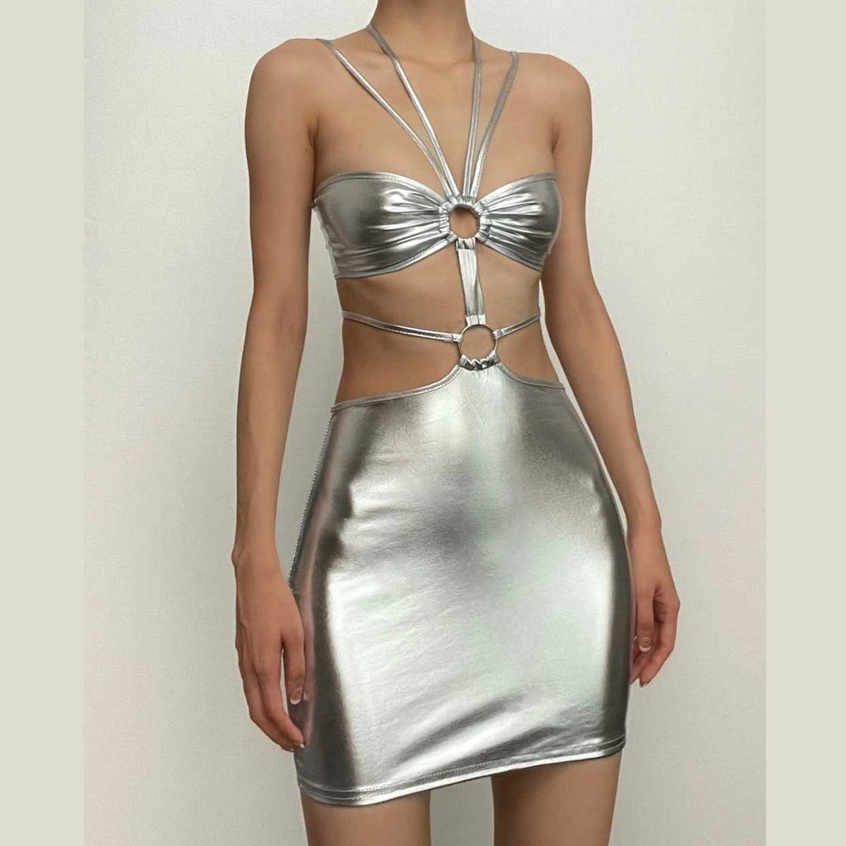 Rückenfreies, ausgehöhltes Minikleid mit selbstbindendem Neckholder und O-Ringen in Metallic