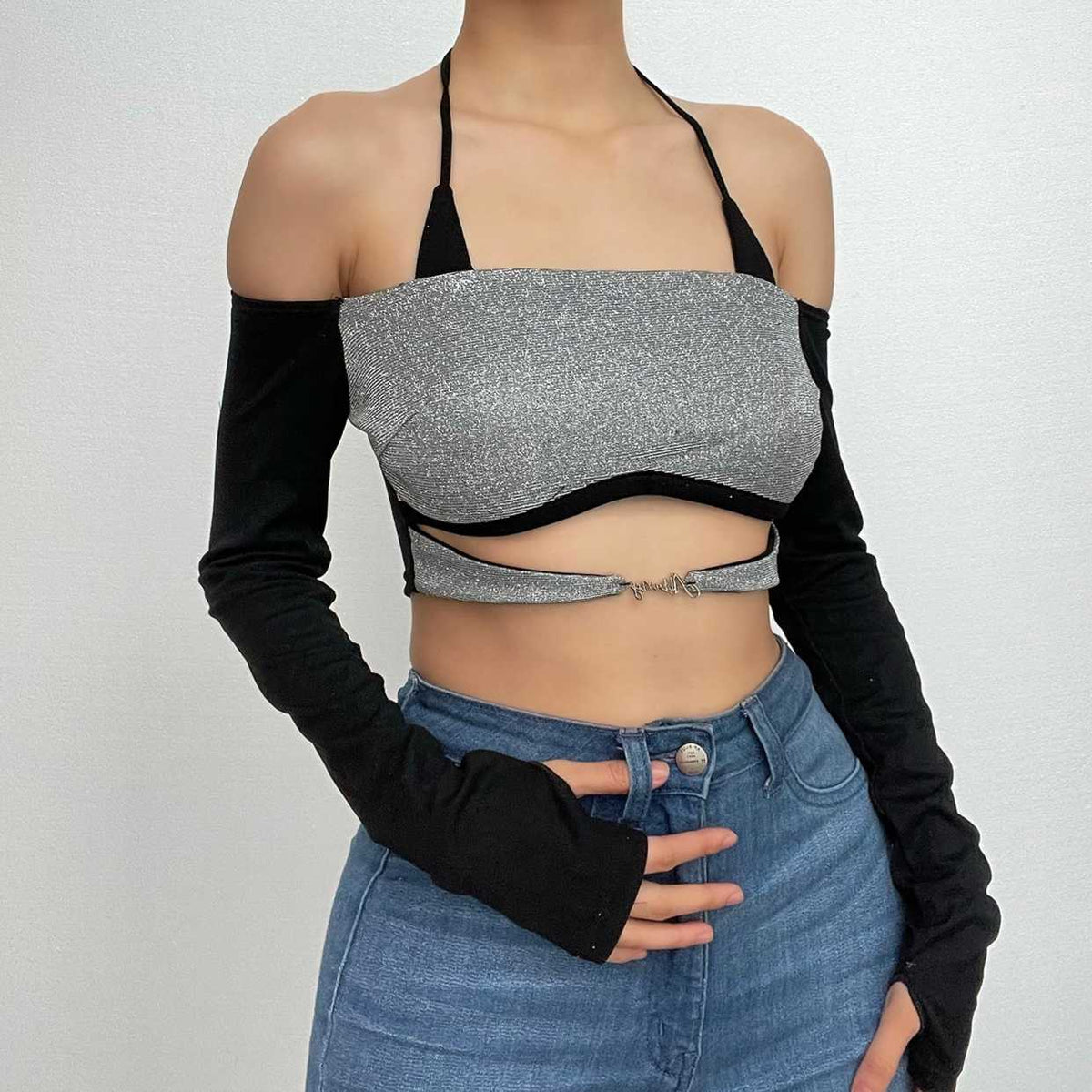 Strukturiertes, kontrastfarbenes, rückenfreies Neckholder-Crop-Top mit langen Ärmeln