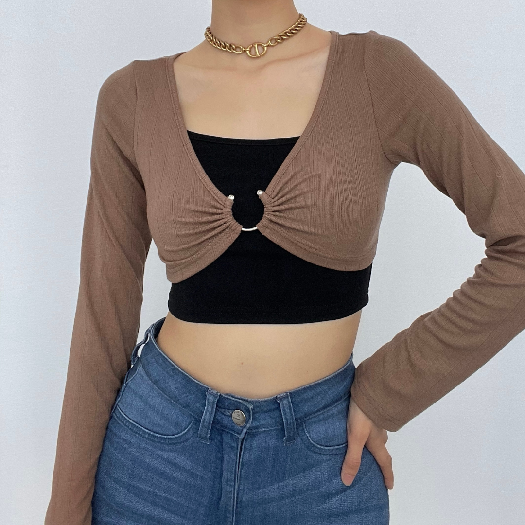 Langärmliges, einfarbiges, gerüschtes, ausgehöhltes Crop-Top mit O-Ring