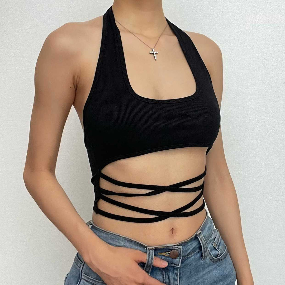 Einfarbiges, vorn überkreuztes Neckholder-Crop-Top zum Selbstbinden