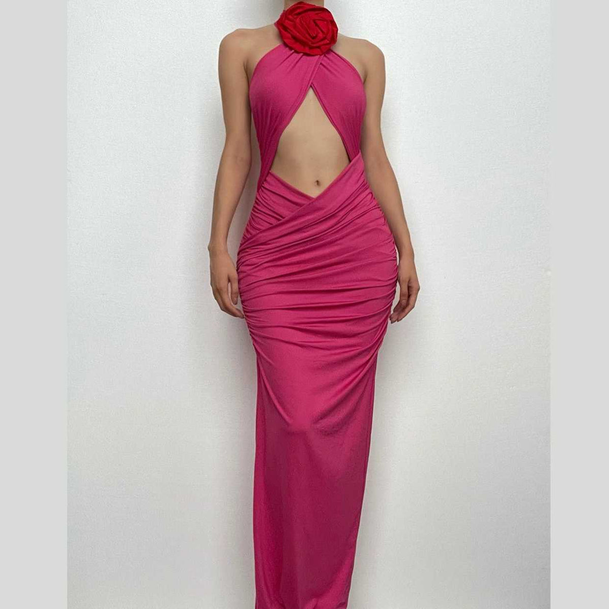 Gerafftes Neckholder-Maxikleid mit Blumenapplikation, Aussparungen, überkreuzter Vorderseite und Kontrast