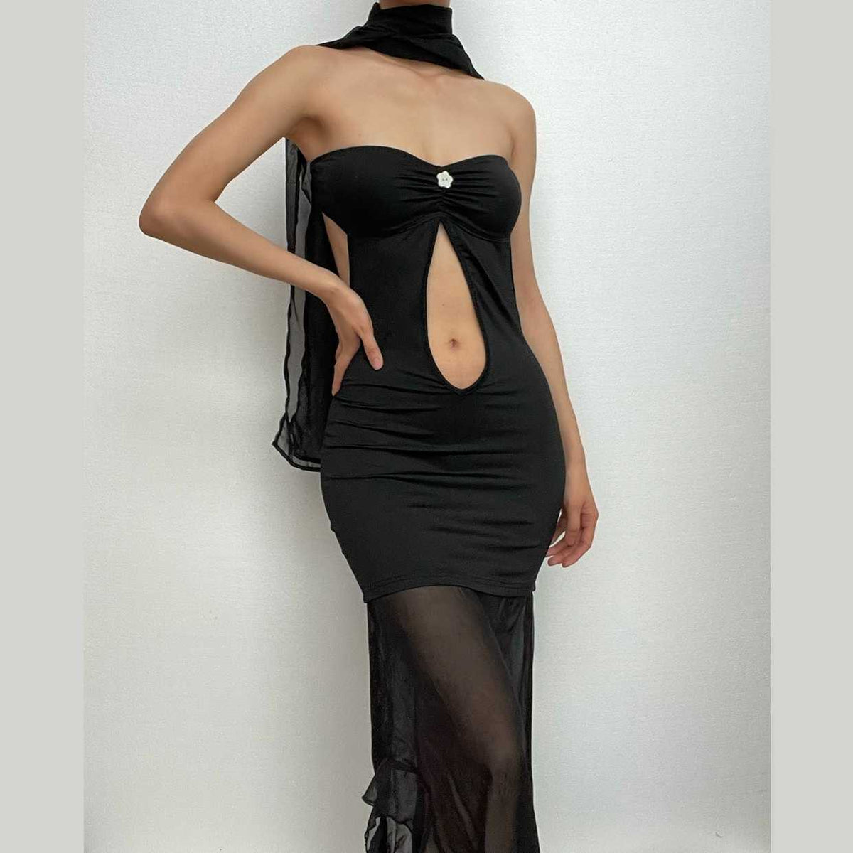 Vestido midi de tubo liso con espalda descubierta, fruncido, con volantes de malla y lazo