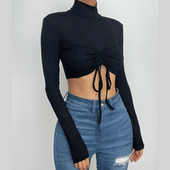 Top corto liso con cuello alto, manga larga y cordón ajustable 