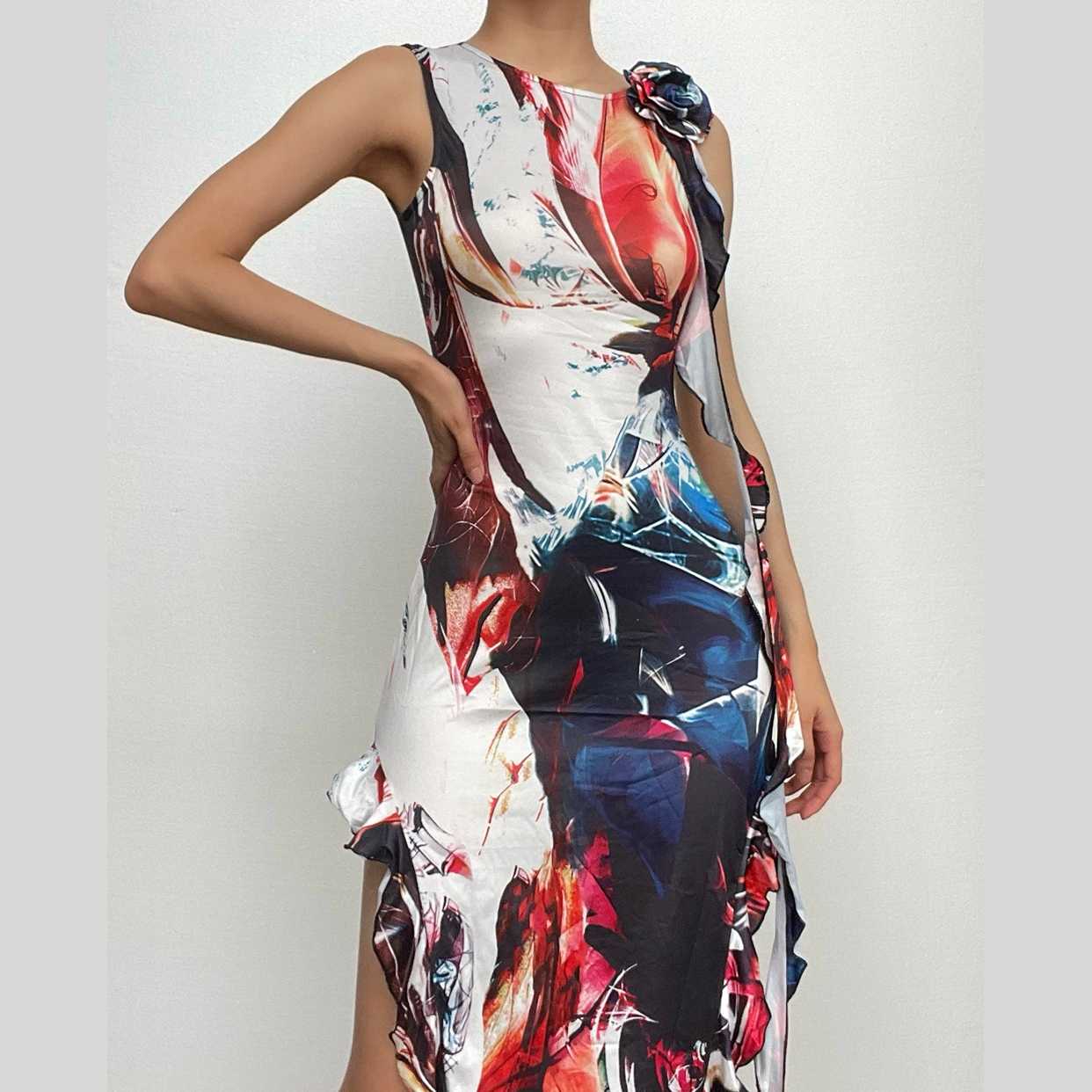 Ärmelloses Maxikleid mit Blumenapplikation und Kontrastprint