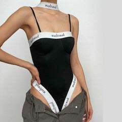 Rückenfreier Patchwork-Bodysuit mit überkreuztem Rücken und kontrastierender Aussparung