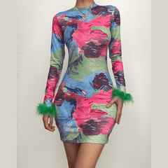 Vestido mini de manga larga con cuello redondo y estampado en contraste de plumas 