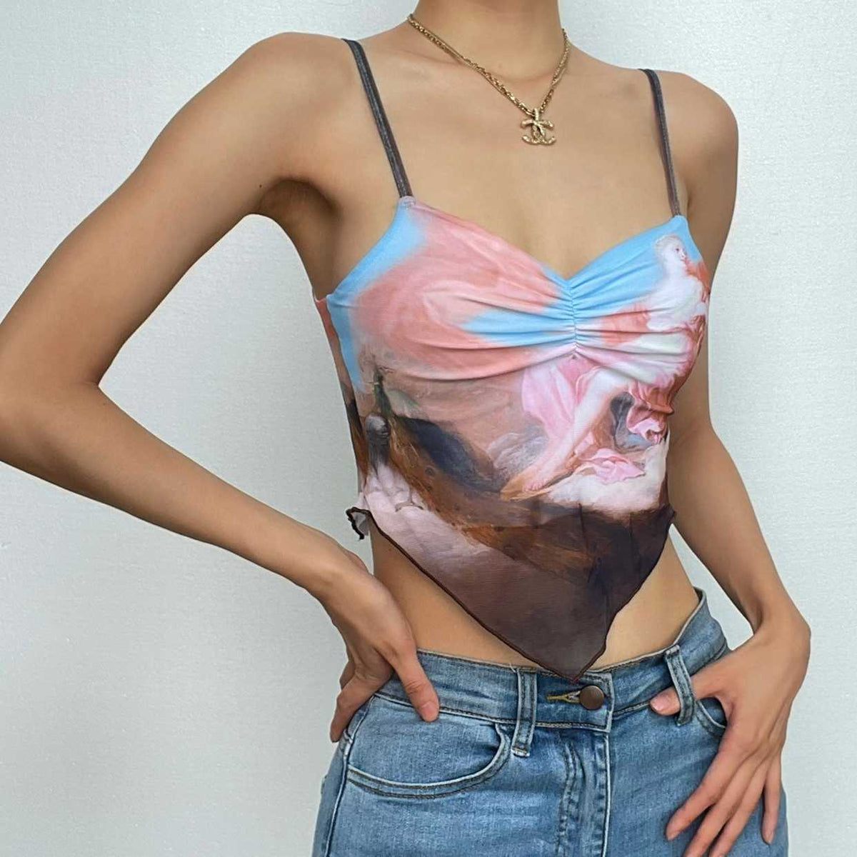 Crop-Top aus Mesh mit abstraktem Kontrast und V-Ausschnitt, gerüschtem Schnitt und Schnürung