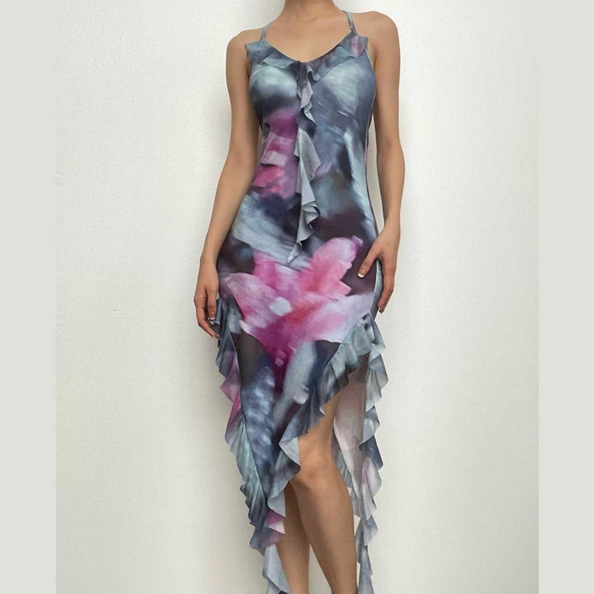 Rückenfreies Minikleid mit Rüschen-Neckholder und unregelmäßigem Batikmuster und Kontrast