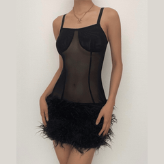 Minivestido de malla transparente con plumas, sin mangas y sin espalda 