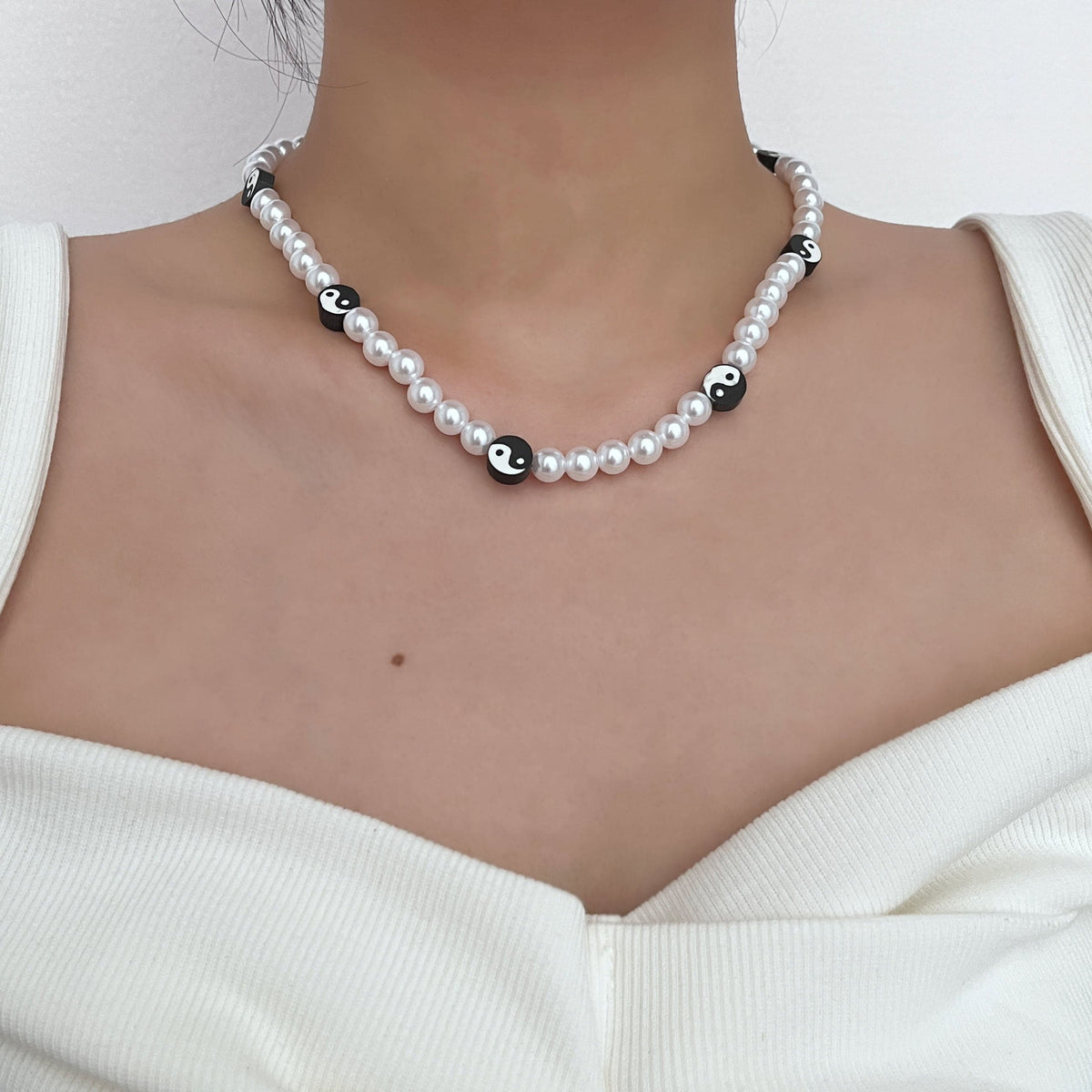 Collar de arcilla con cuentas de perlas falsas 