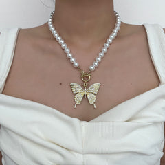 Collar con colgante de mariposa y cuentas de perlas falsas 