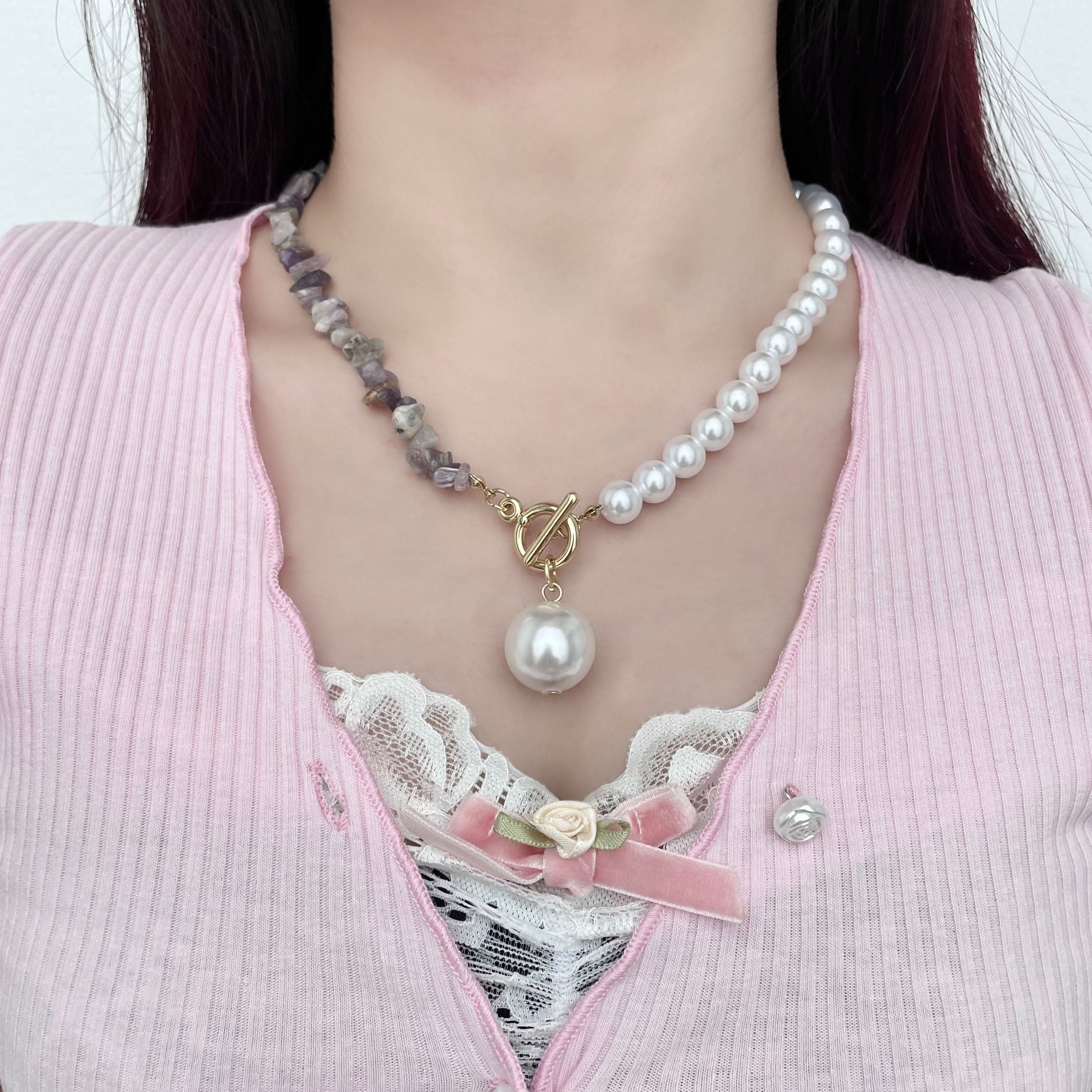 Collar con colgante de piedra y cuentas de perlas falsas 