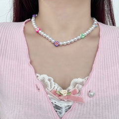 Collar de arcilla con flores y cuentas de perlas falsas 