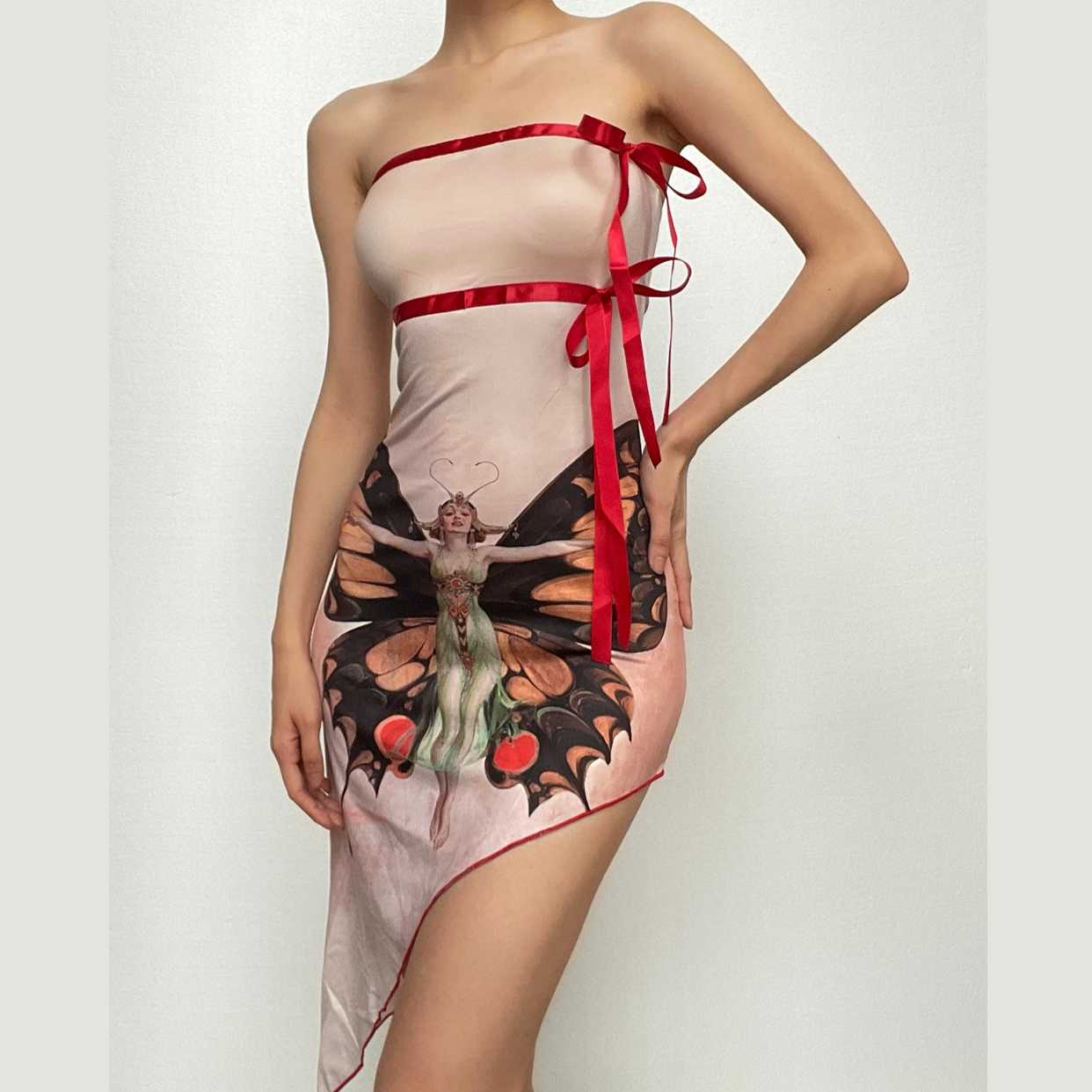 Vestido mini de tubo en contraste con estampado de mariposas y volantes irregulares 