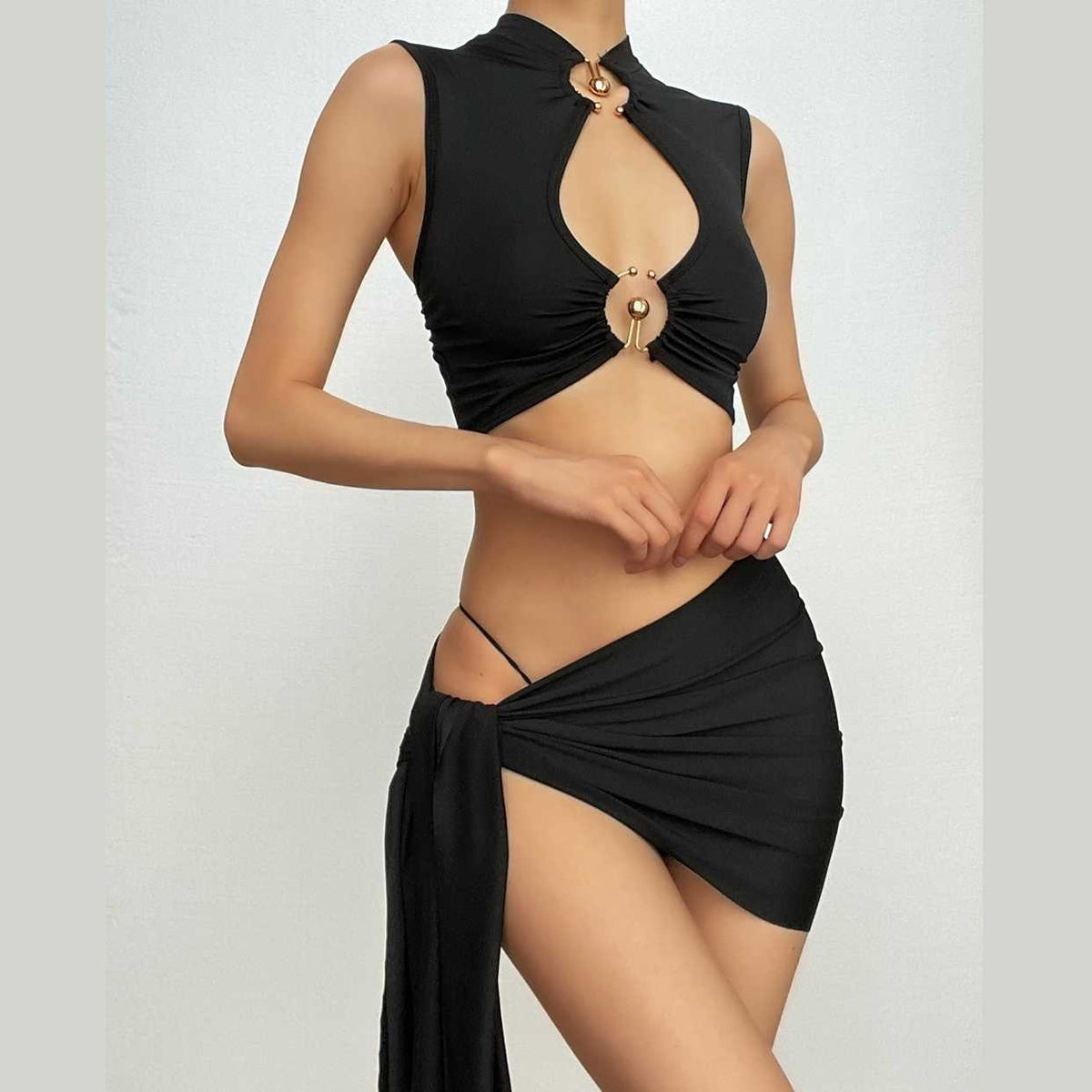 Vestido mini liso, sin mangas, con aros en forma de O y lazo, calado y anudado