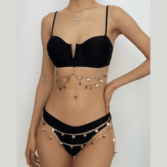 Traje de baño bikini con relleno fruncido y cadena de metal