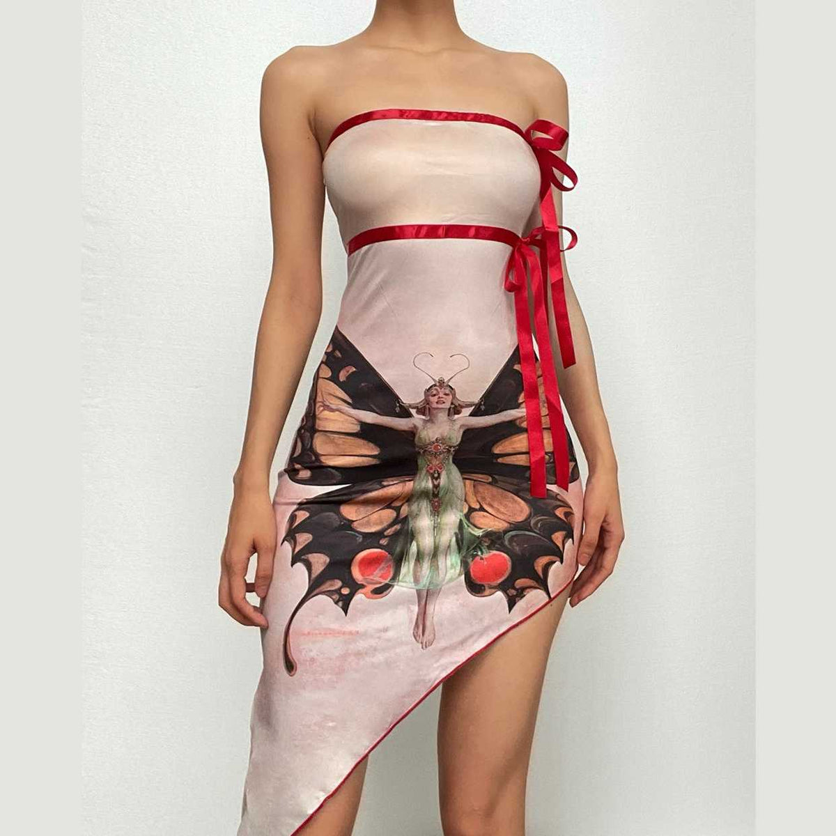 Vestido mini de tubo en contraste con estampado de mariposas y volantes irregulares 