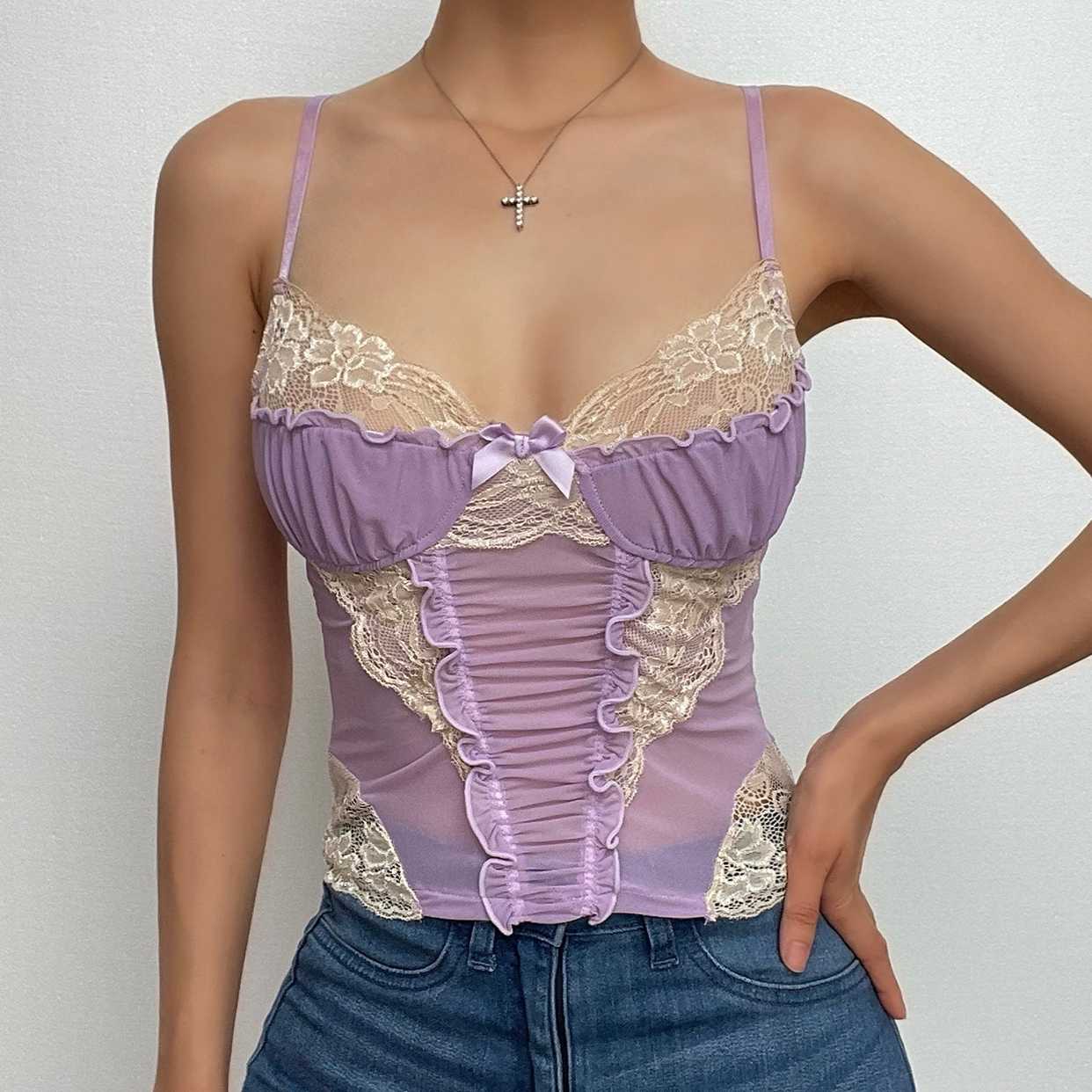 Crop Top mit Spitzensaum, kontrastierenden Rüschen, gerafftem Patchwork und überkreuztem Rücken 