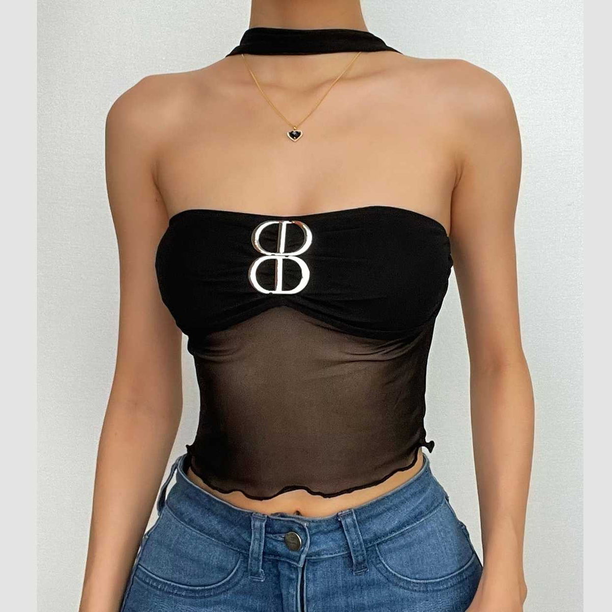 Rückenfreies, tief ausgeschnittenes Crop-Top mit Neckholder und Rüschen aus Netzstoff mit Schnalle