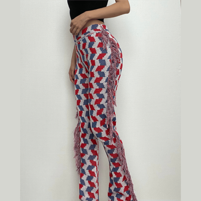 Pantalón de punto con borlas y cuadros en contraste 