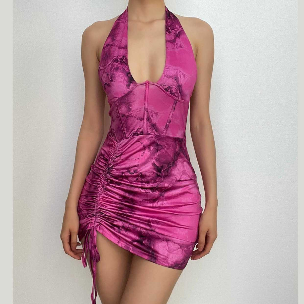 Vestido mini fruncido con corsé, espalda descubierta, cuello halter y cordón ajustable con estampado en contraste