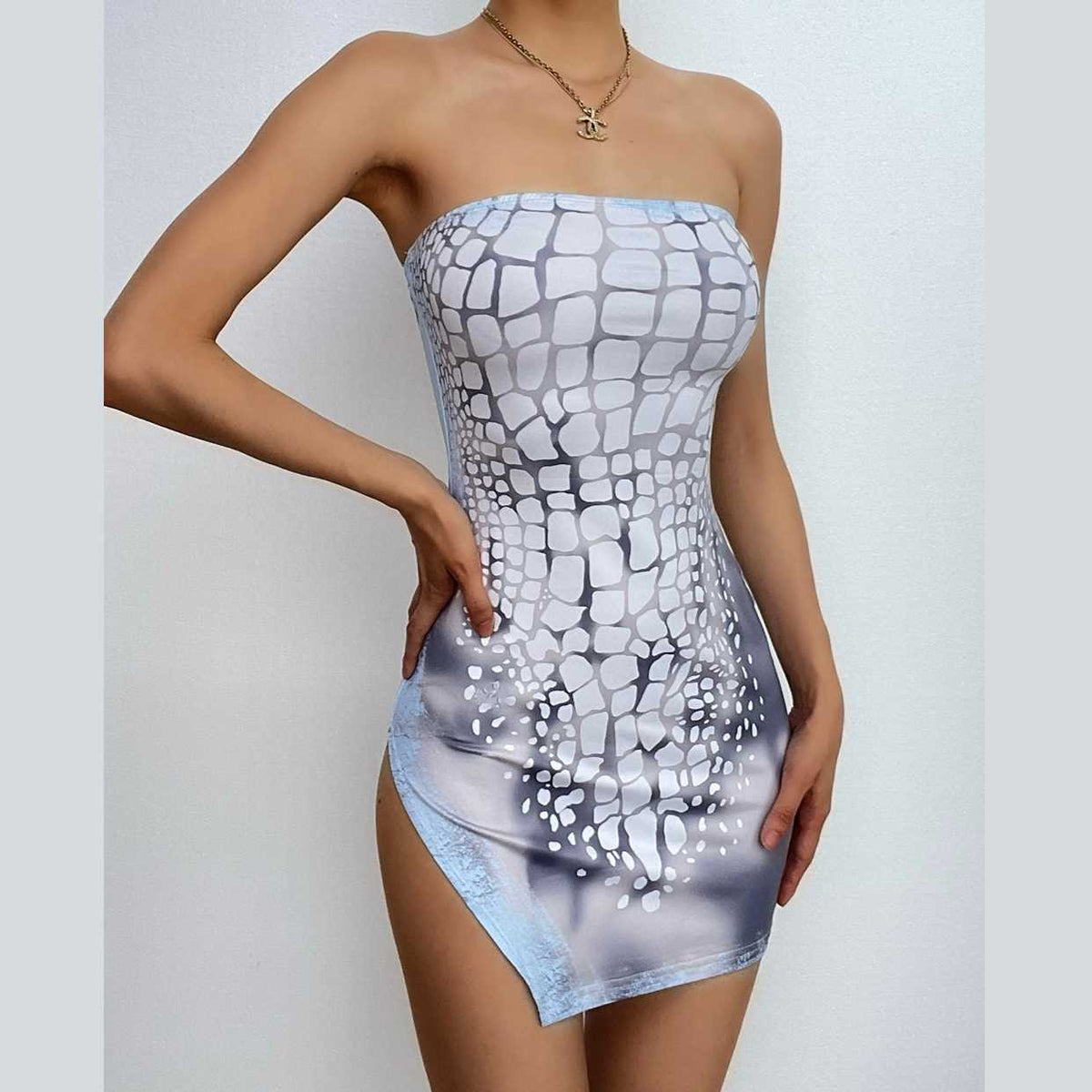 Vestido mini de tubo irregular con corte bajo y abertura con estampado en contraste