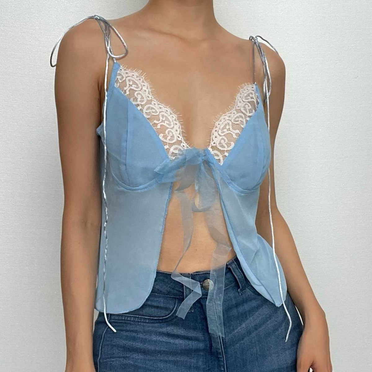 Rückenfreies, kontrastfarbenes Chiffon-Crop-Top zum Binden mit Spitzensaum – Schlussverkauf 