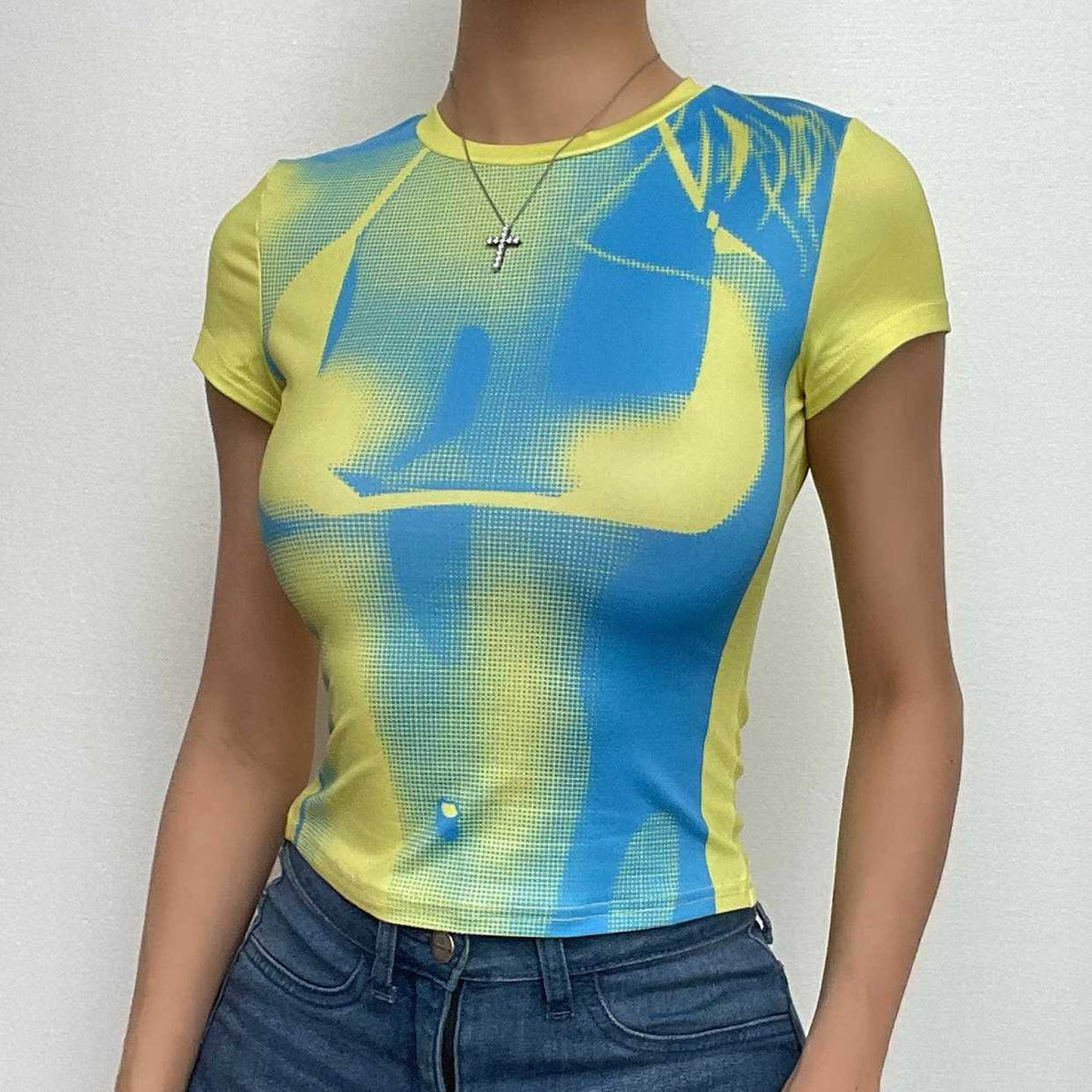 Crop-Top mit Rundhalsausschnitt und kurzen Ärmeln im Body-Print in Kontrastfarbe