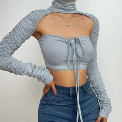 Zweiteiliges Crop-Top mit Rollkragen, gerüschten langen Ärmeln und Neckholder