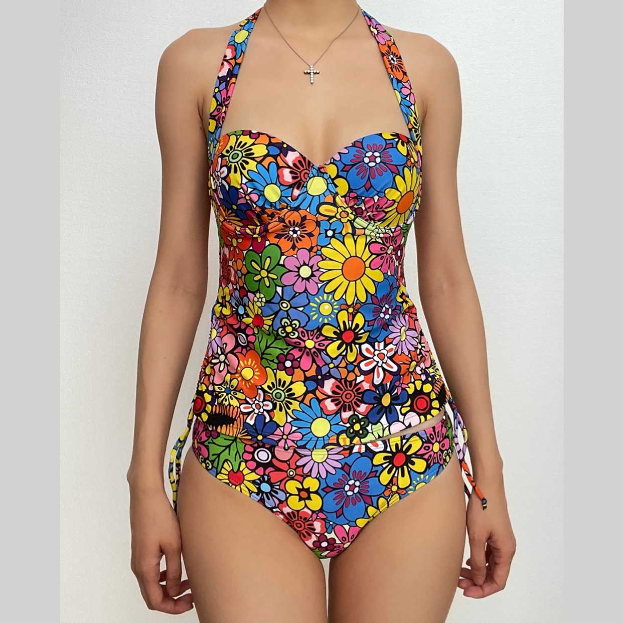 Gepolsterter Neckholder-Bikini zum Selbstbinden mit kontrastierendem Blumenmuster