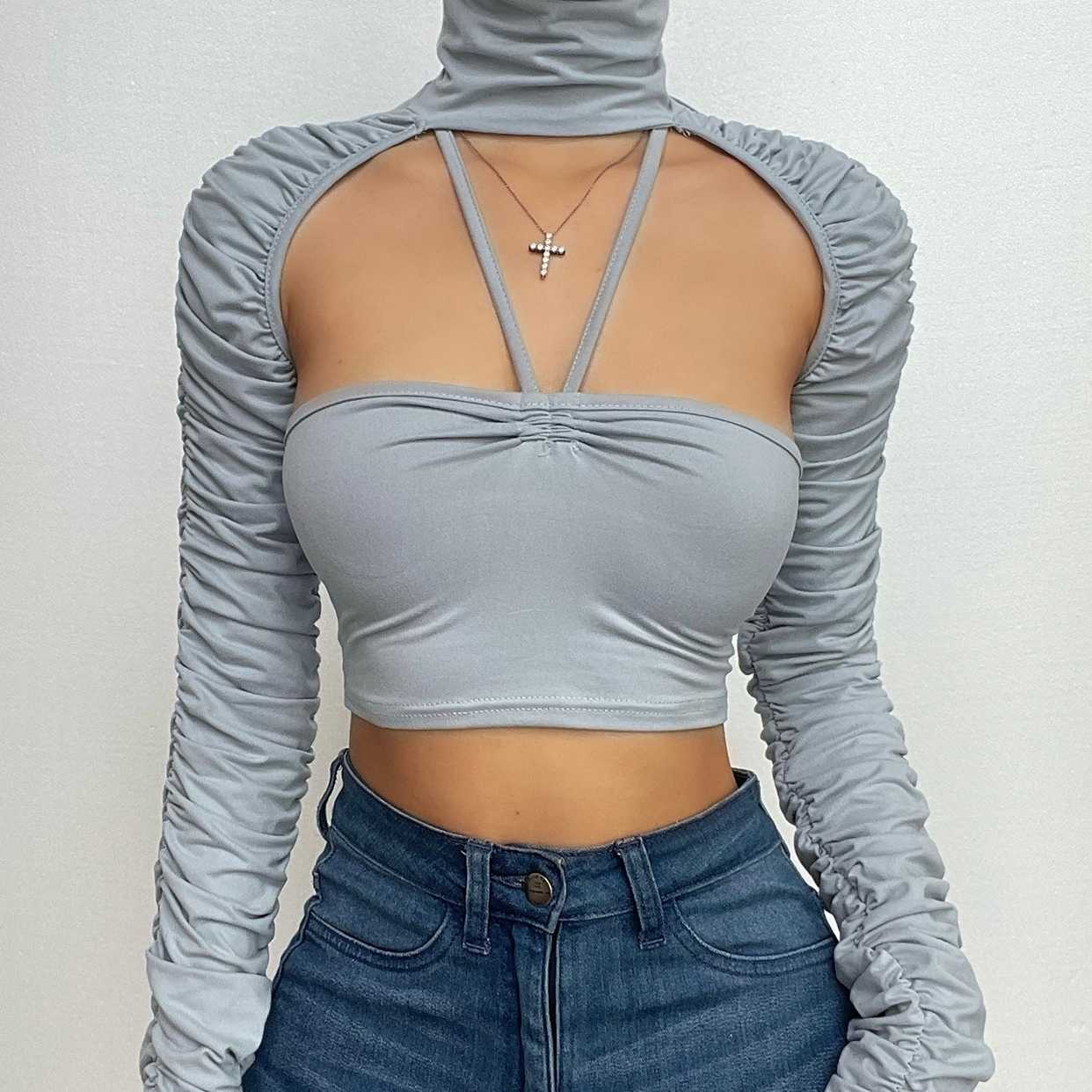 Zweiteiliges Crop-Top mit Rollkragen, gerüschten langen Ärmeln und Neckholder