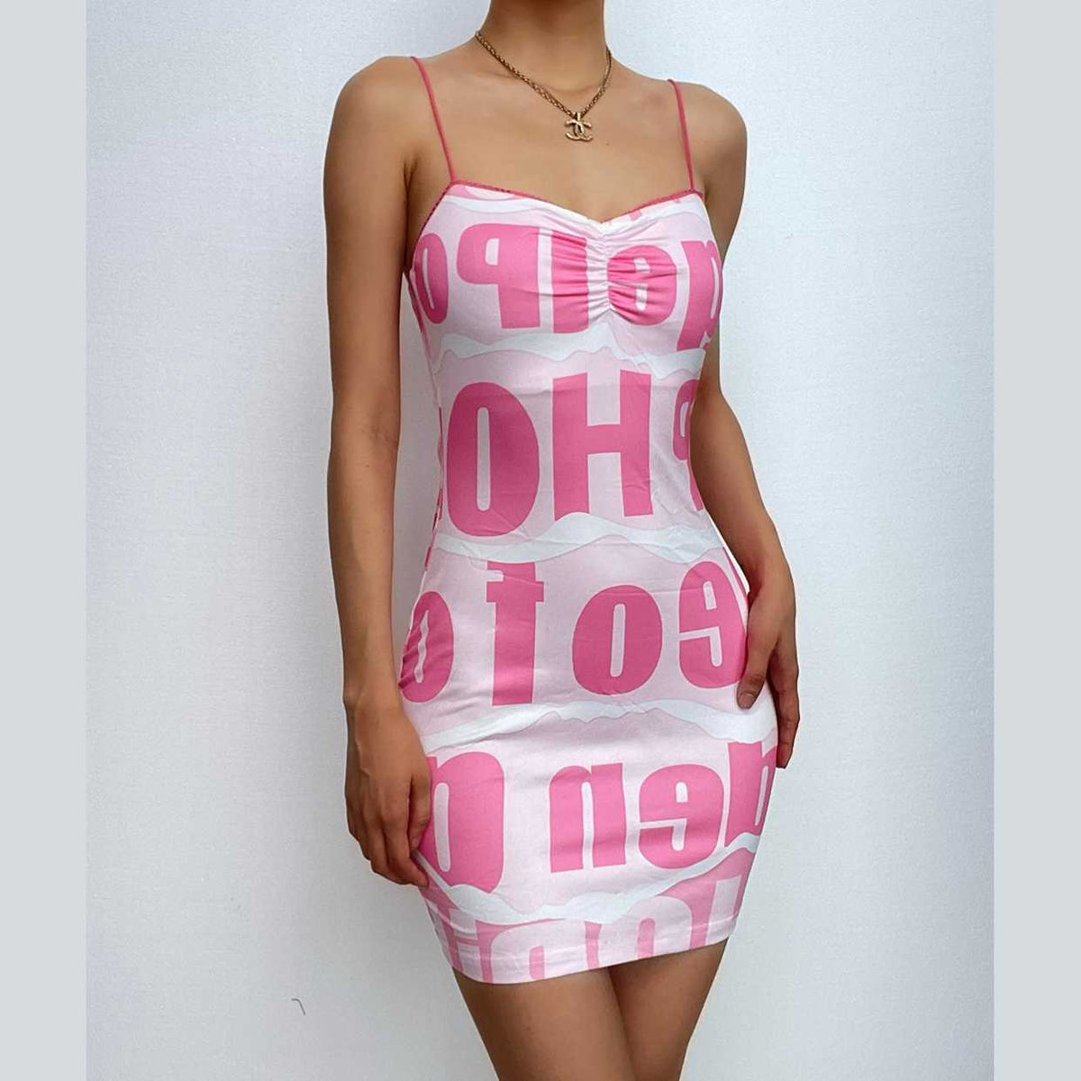 Vestido mini con espalda descubierta, tirantes finos y estampado de letras fruncidas en contraste