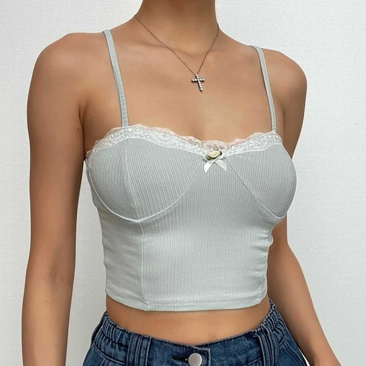 Rückenfreies, geripptes, kurzes Camisole-Top mit Spitzensaum und Kontrast 