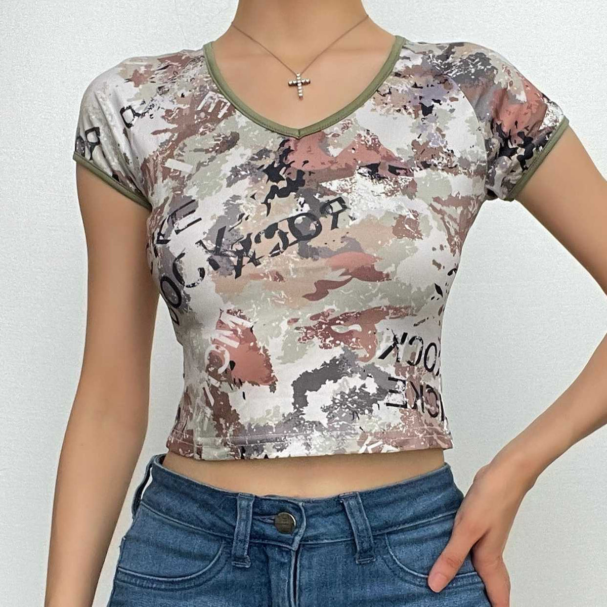 Camouflage-Crop-Top mit V-Ausschnitt und kurzen Ärmeln in Kontrastfarbe